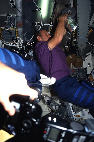 File:STS082-373-036 - STS-082 - Crewmember activity in the middeck and flight deck - DPLA - bc8fba813352beb36c363158cc97f792 (cropped).jpg