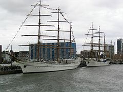 NRP Sagres en 2005 junto al Gorch Fock.