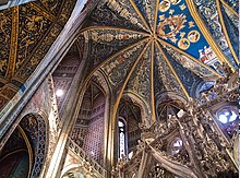 voutes de l'abside de la cathédrale à fond bleu avec arêtes de voute jaune d'or. Les nombreux éléments représentent des personnages et des décors végétaux.