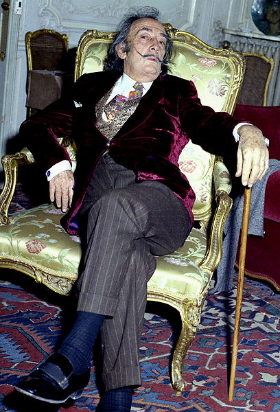 Ficheiro:Salvador Dali in chair Allan Warren.jpg