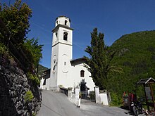 La chiesa di San Nicolò, nell'omonima frazione, una delle più isolate del comune essendo raggiungibile in macchina solo scendendo a Noriglio e quindi risalendo da San Colombano di Trambileno