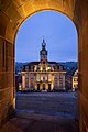 Schwäbisch Hall - Altstadt - Am Markt 6 (Rathaus) - Ansicht aus Turmvorhalle von St. Michael in blauer Stunde