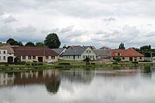 Archivo:Sedlejov,_náves_a_Dolní_rybník_(2017-07-26;_01).jpg