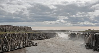 Cachoeira Selfoss no rio Jökulsá á Fjöllum, norte da Islândia. (definição 4 652 × 2 493)