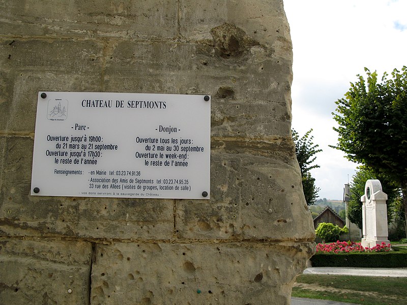 File:Septmonts (panneau infos château et monument-aux-morts) 6070.jpg