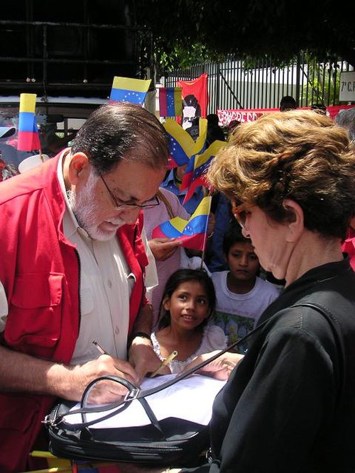 Schafik Hándal hands over a declaration of solidarity to the Ambassador of Venezuela