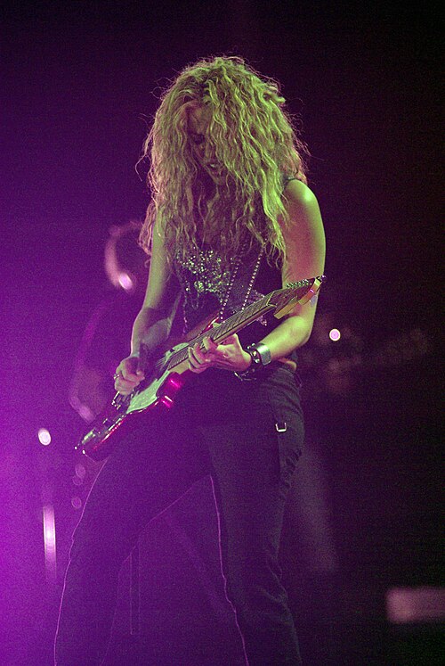 Shakira earned two awards at the show, and was nominated for Pop Album of the Year for Pies Descalzos