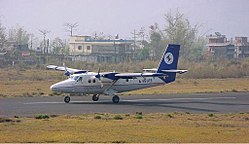 Eine Twin Otter der Shangri-La Air am Flughafen Pokhara (2000)