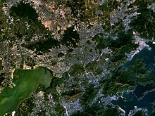 Satellitenbild des Grenzgebietes Shenzhen (nördlich der Bucht) – Hongkong (im Süden), Juli 2005