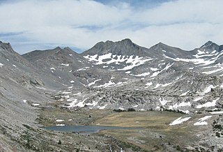 <span class="mw-page-title-main">Simmons Peak (Tuolumne Meadows)</span> Simmons Peak is mountain peak, in Yosemite National Park, in the Tuolumne Meadows area