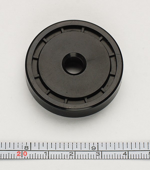 A single "puck" can be inserted in a large-hole single (US) to play a 45 on a 1/4-inch spindle