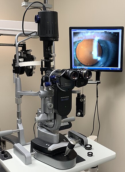 File:Slit lamp and binocular microscope.jpg