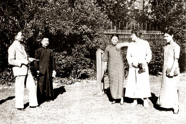 With friends and literary colleagues in Shanghai. From left to right: Lin Yutang, Lu Xun, Soong Ching-ling, Smedley, Li Peihua