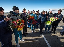 Los miembros de la tripulación Soyuz TMA-06M son recibidos en el aeropuerto de Kustanay.jpg