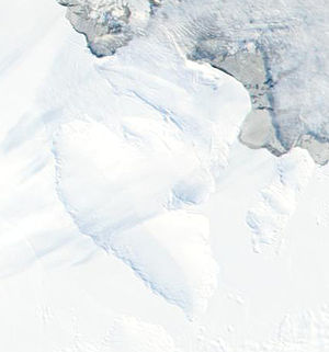 Spaatz-Insel (Mitte) und DeAtley-Insel (rechts) auf einer MODIS-Aufnahme des Satelliten Terra (2002)
