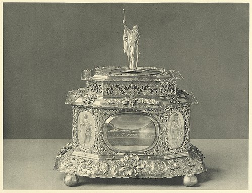 Tischuhr in Kastenform, das Werk im Aufsatz von dem Augsburger Uhrmacher Jacobus Mayr, der Kasten mit Einlagen aus Bergkristallplatten und weißsilbernen figuralen Reliefs