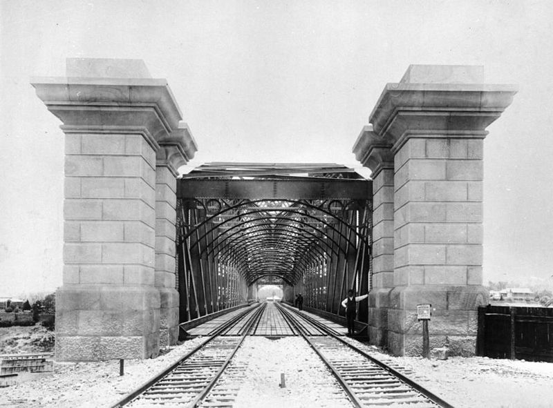 File:StateLibQld 1 109600 Indooroopilly Railway Bridge, Brisbane, 1895.jpg