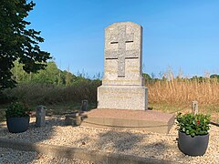 La stèle du Vieux-Bourg à Saint-Lormel en Côtes d'Armor, érigée en souvenir d'Aimé Poulain et de Gérard Lemire, deux enfants du pays engagés dans la résistance, fusillés par les Allemands en ces lieux, le 3 août 1944.