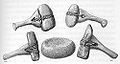Geschäftete Steinhämmer, wie sie manche Indianervölker verwendeten, z. B. auch zum Kupferabbau.