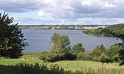 Stilling Sø, den vestlige del af dobbeltsøen; I baggrunden ses byen Stilling.