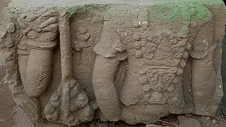 Relief yang menunjukkan perisai bersisik, mungkin dari kompleks candi Penataran .