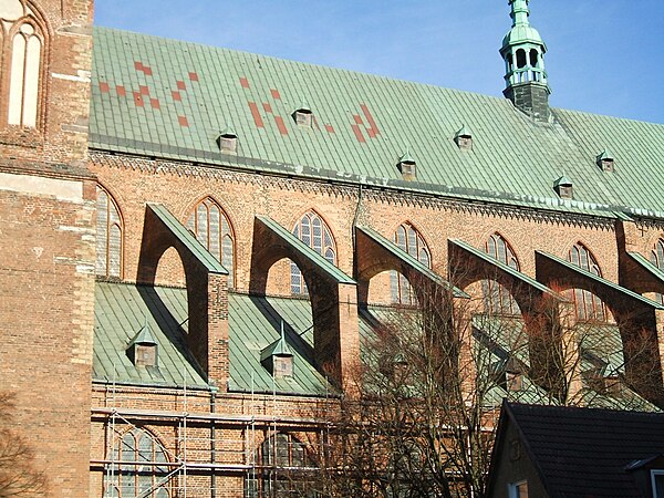 The church of St Nicholas, Stralsund in Germany – the clerestory is the level between the two green roofs, reinforced here by flying buttresses