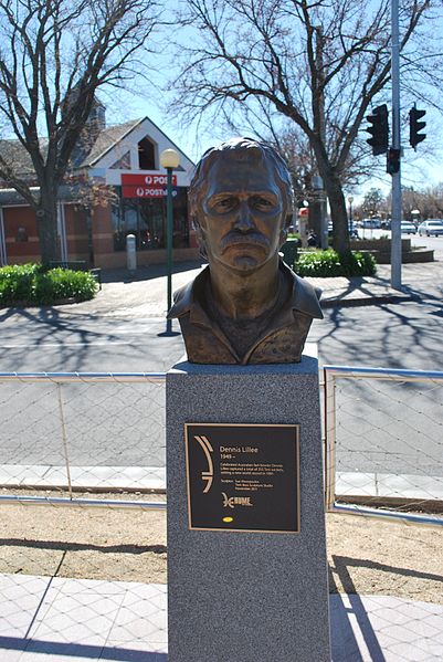 File:Sunbury Ashes Dennis Lillee Bust.JPG