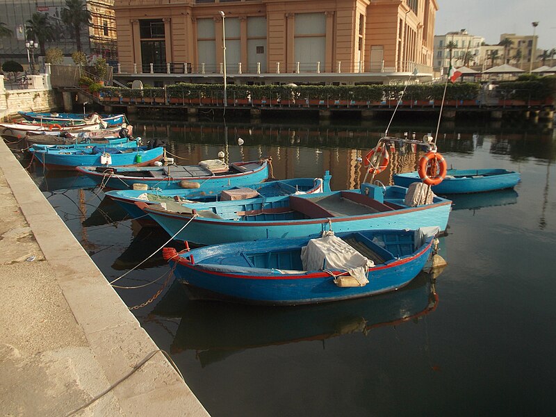 File:Tôt le matin ^gt, Bari Italie - Flickr - uphillblok.jpg