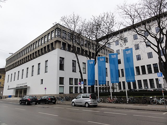 640px-Technische_Universität_München,_Arcisstraße_21_—_Eingangsbereich_mit_Fahnen.JPG (640×480)