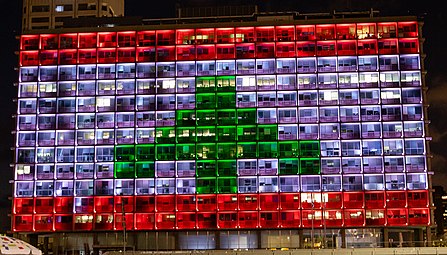 בניין עיריית תל אביב מואר בצבעי דגל לבנון לאות הזדהות עם קורבנות הפיצוץ בנמל ביירות, אוגוסט 2020