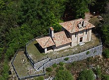 La chiesa di Santa Maria Maddalena, isolata sul dosso sopra alle frazioni di Maureri e Camperi