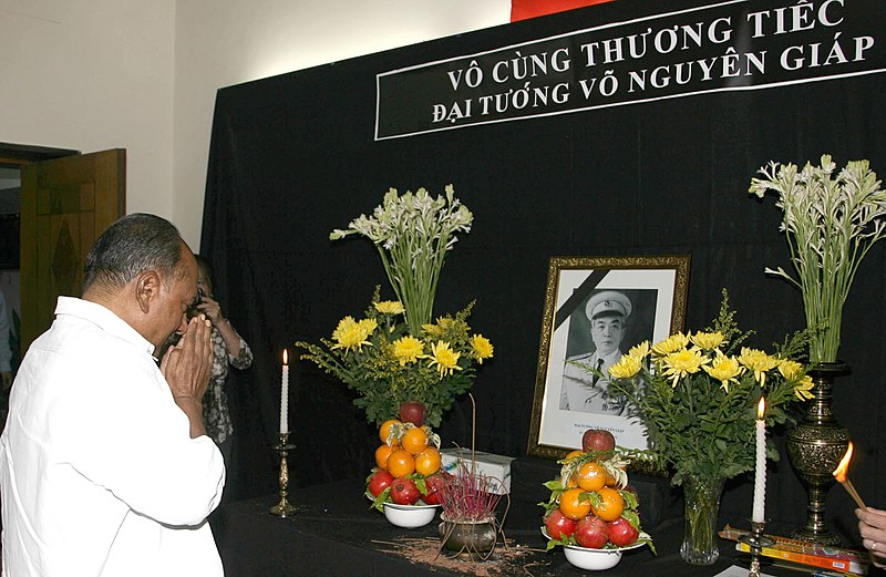 File:The Defence Minister, Shri A. K. Antony paying homage to Vietnamese Hero Gen. Vo Nguyen Giap, who passed away at the age of 102 in Hanoi on 04 October 2013, at Vietnamese Embassy, in New Delhi on October 15, 2013.jpg