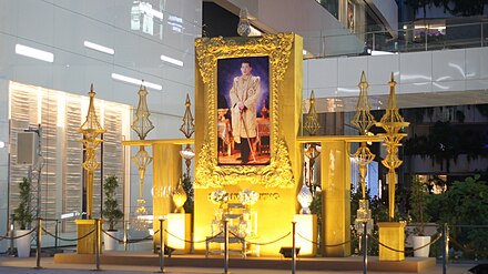 Portrait of King Vajiralongkorn, EmQuartier, 2017