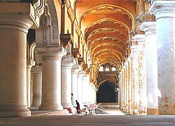 Corredores com pilares de um edifício histórico.