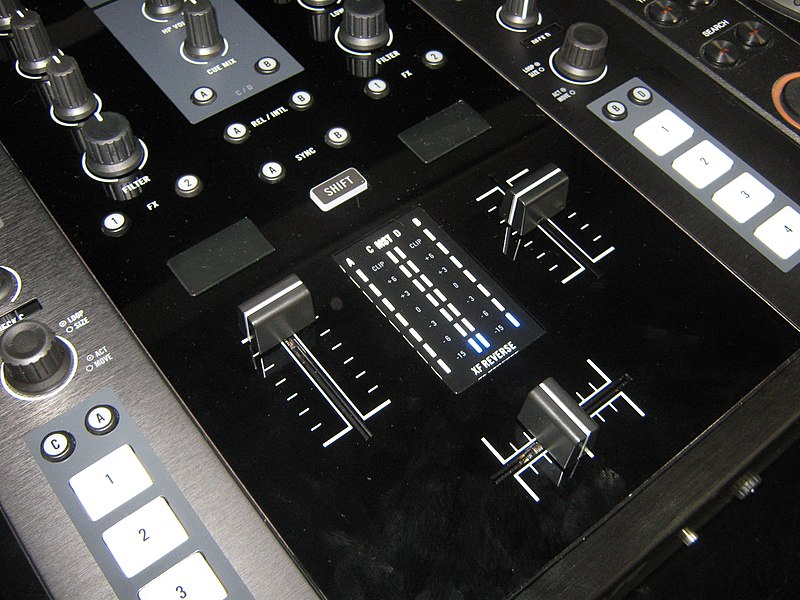 File:Traktor Kontrol Z2 three quarters BW (photo by Audiotecna).jpg