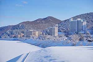 繋大橋から見た繋温泉の温泉街