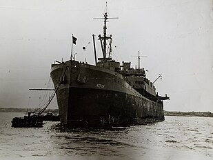 Эсминец USS Denebola (AD-12) на якоре, около 1943 года. Jpg