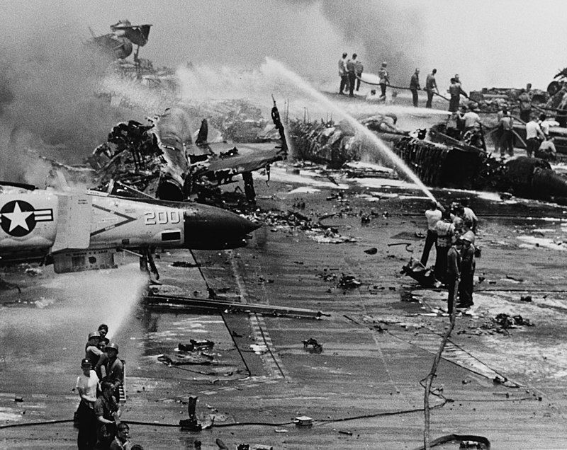 ファイル:USS Forrestal explosion 29 July 1967.jpg - Wikipedia