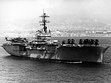 L'USS Iwo Jima  à l’ancrage au large des côtes libanaises vers le début des années 1980.