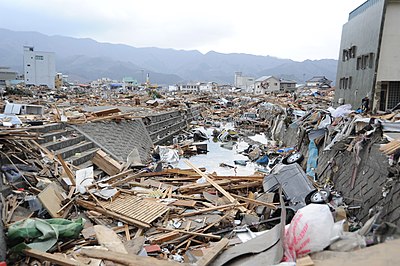 東日本大震災の津波によって押し流された車や住宅などの瓦礫(岩手県大船渡市)