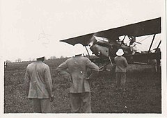 Un avion au Dahomey en 1932. Deuxième photo de deux.