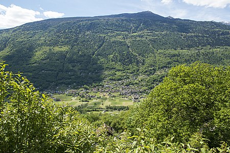 Blick von oberhalb in Malvaglia: Serravalle-Semione im Tal, bewaldeter Berg Matro