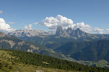 Paypay:Val_Gardena_with_Sella_and_Saslonch_from_Resciesa.JPG