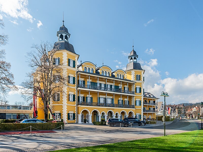 File:Velden Seecorso 10 Schlosshotel SO Ansicht 19032024 0934.jpg