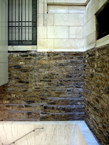 File:Vestiges of Croton Distributing Reservoir embedded in the foundation of the New York Public Library.jpg