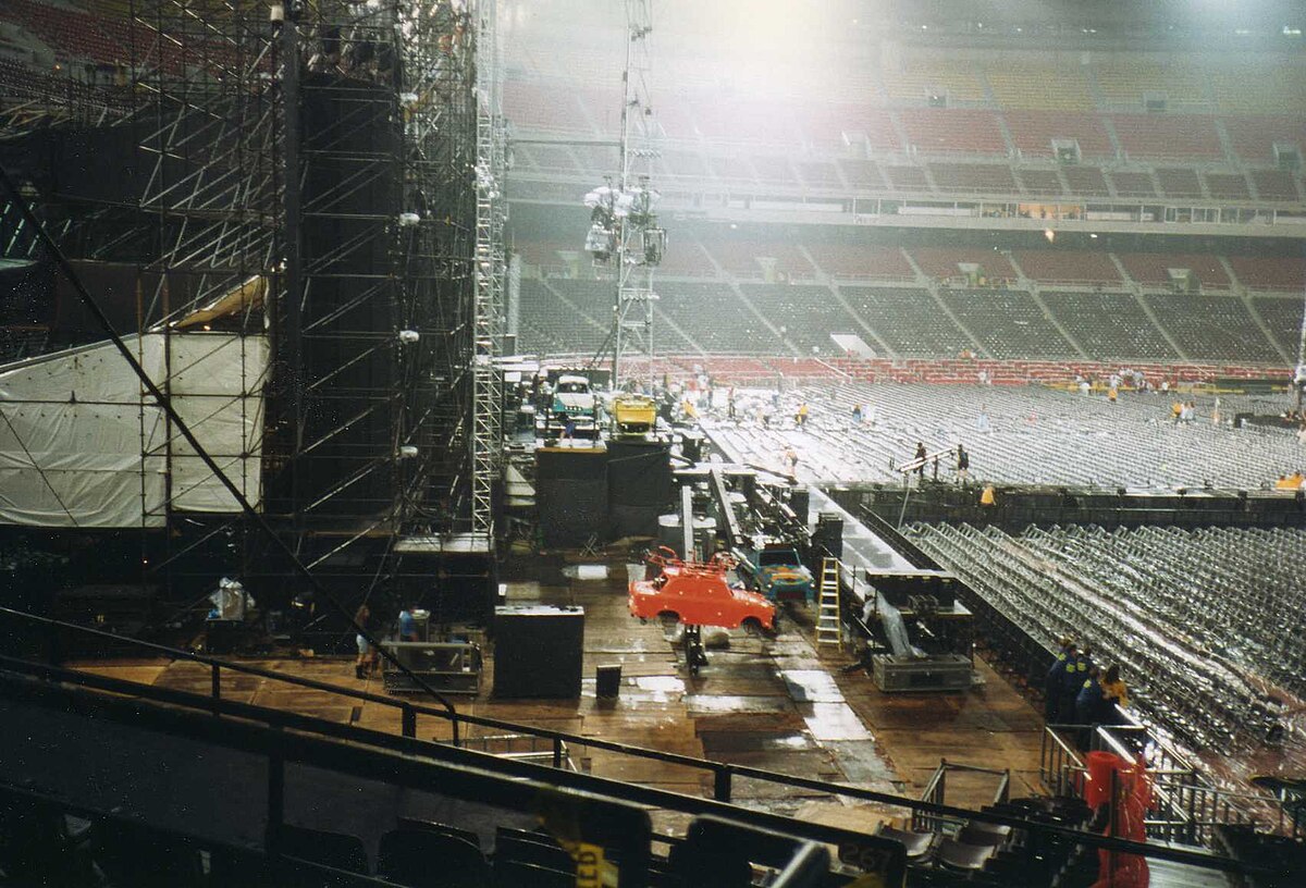 Veterans Stadium. Stage us Zoo TV Tour.