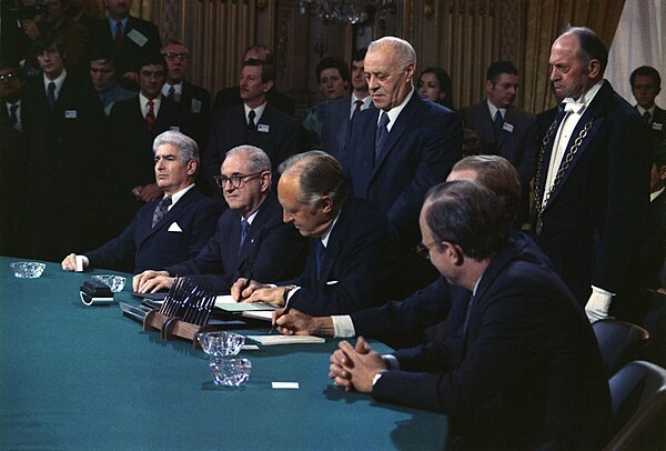 Signing the peace accords