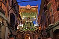 Virgen de Araceli, de Lucena (España), en la procesión de su día, el primer domingo de mayo. Recorre, ya de noche, la calle Antonio Eulate. 450 aniversario de su llegada a Lucena desde Roma.