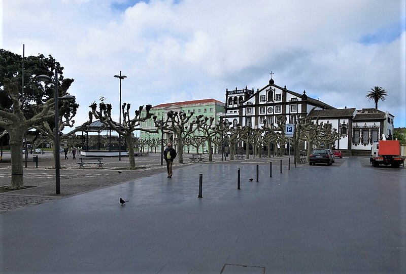 File:Vista geral da igreja na malha urbana do Campo de São Francisco.jpg