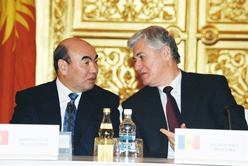 Voronin with Kyrgyz President Askar Akayev in Moscow in 2001